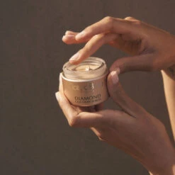 Natura Bisse Diamond Cocoon Sheer Cream SPF 30 50ml -Cosmetic Care Store COC 31A134 INHAND